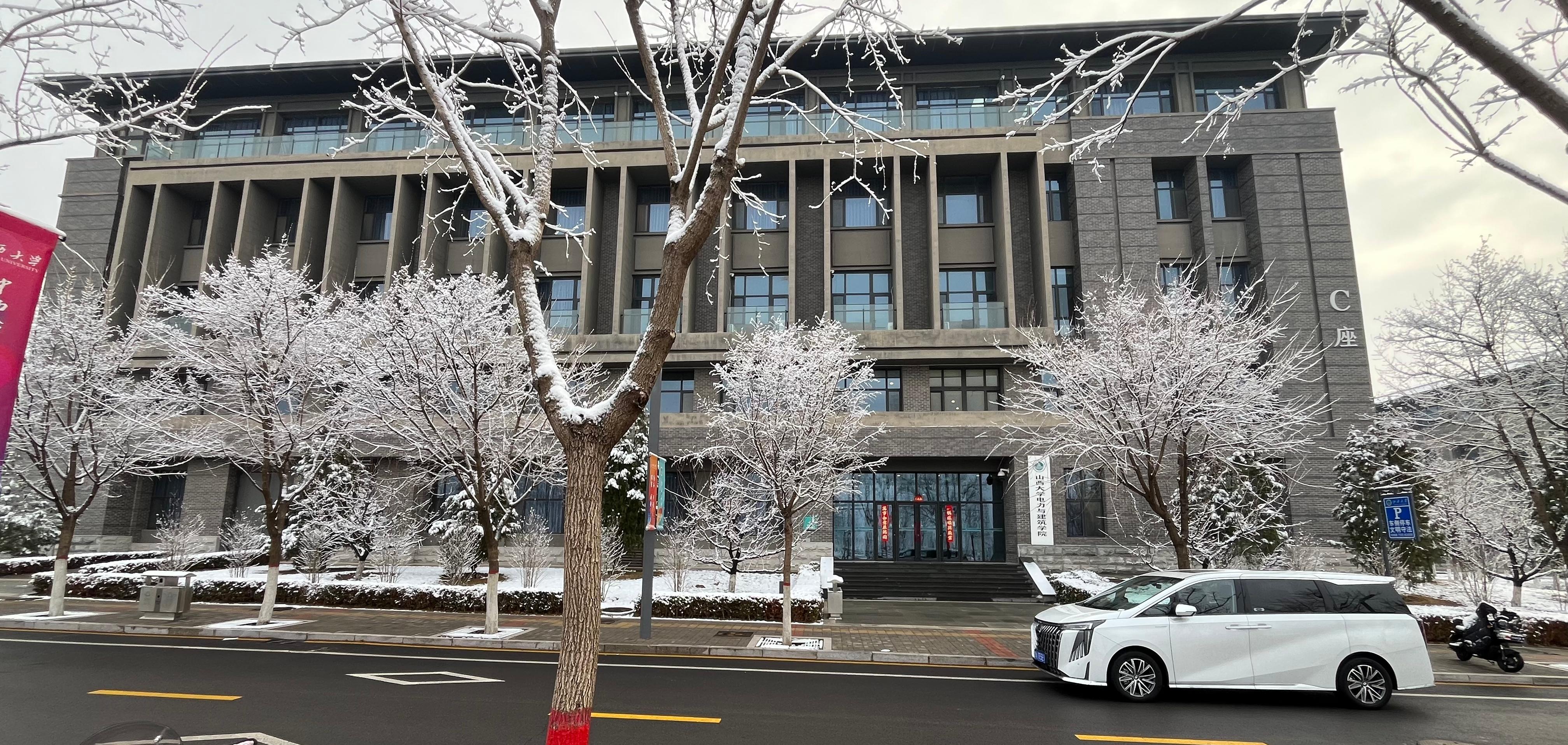 校内雪景图